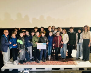 La classe 2C con l'attestato di premiazione