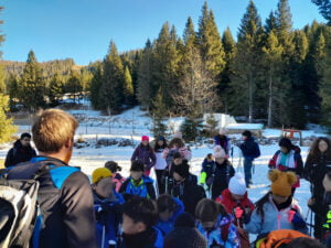 Gli alunni osservano il paesaggio innevato
