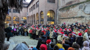 Esibizione dei bambini della primaria della Reggia dei Carraresi in occasione del Natale (foto da altra prospettiva in cui si vedono gli spettatori)