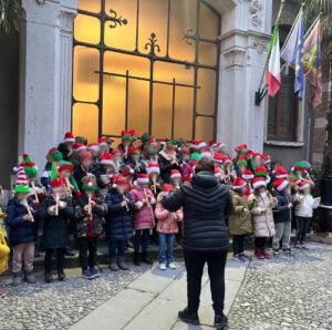 Esibizione dei bambini della primaria della Reggia dei Carraresi in occasione del Natale (foto 2)