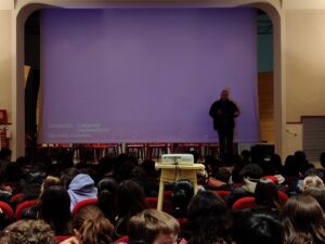 Giorgio Perlasca sul placo del teatro Torresino spiega ai ragazzi