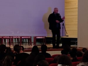 Giorgio Perlasca sul placo del teatro Torresino